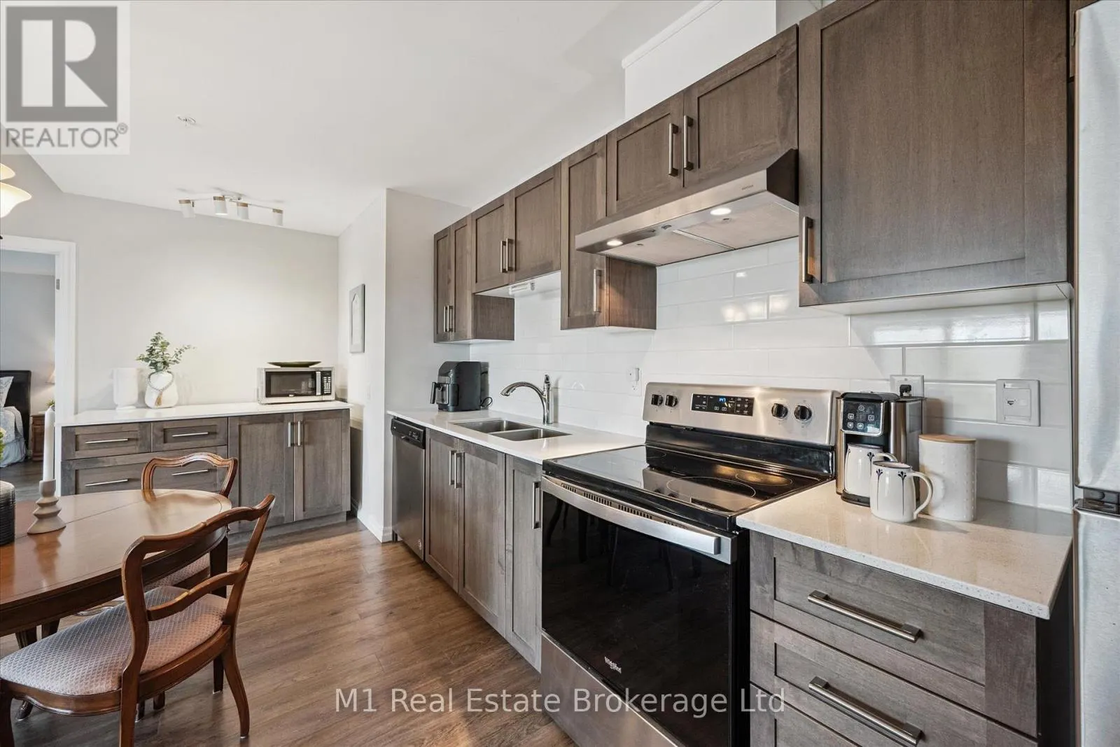 215 - 35 KINGSBURY SQUARE, #215