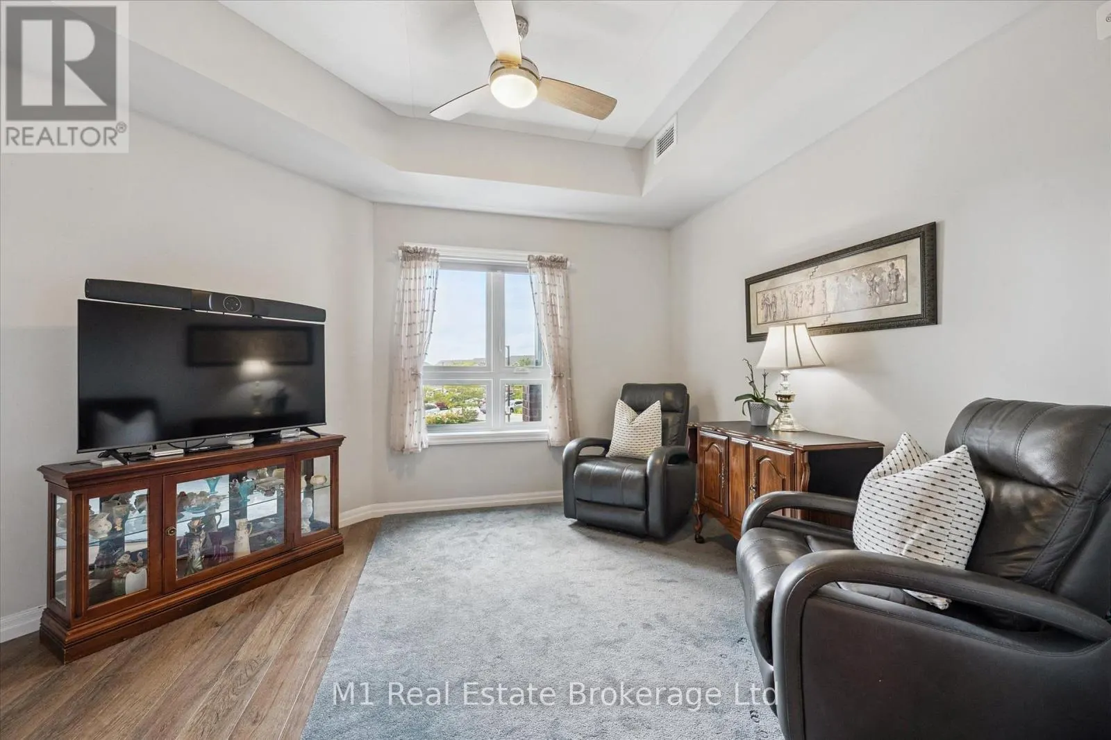 215 - 35 KINGSBURY SQUARE, #215