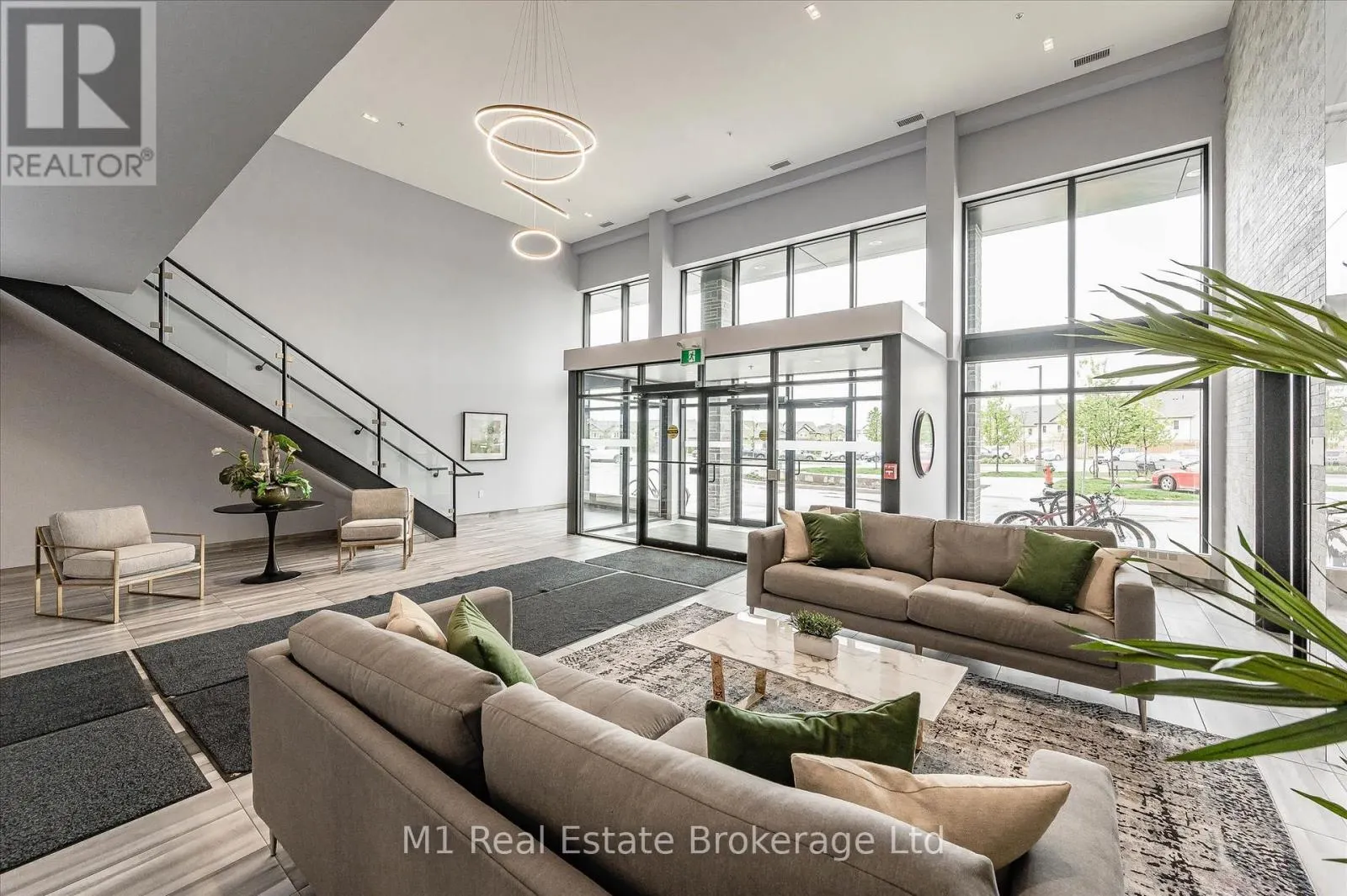 215 - 35 KINGSBURY SQUARE, #215