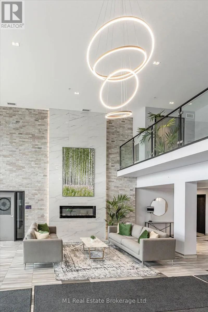 215 - 35 KINGSBURY SQUARE, #215