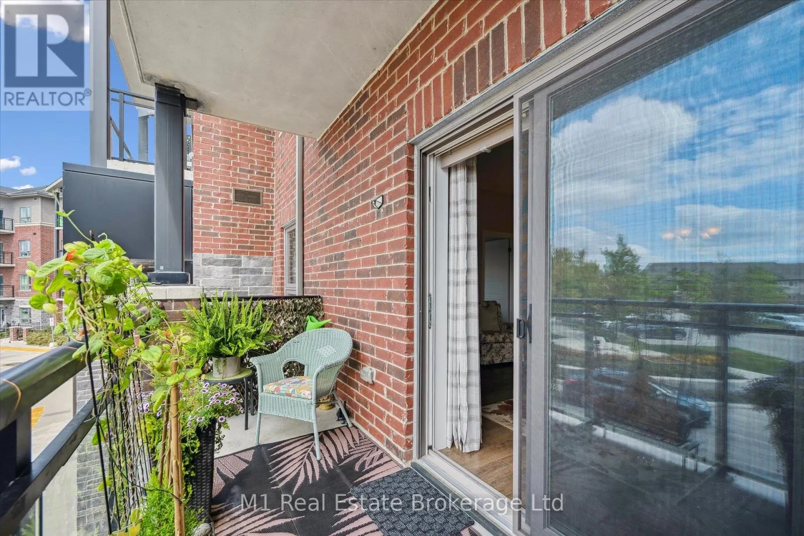 215 - 35 KINGSBURY SQUARE, #215