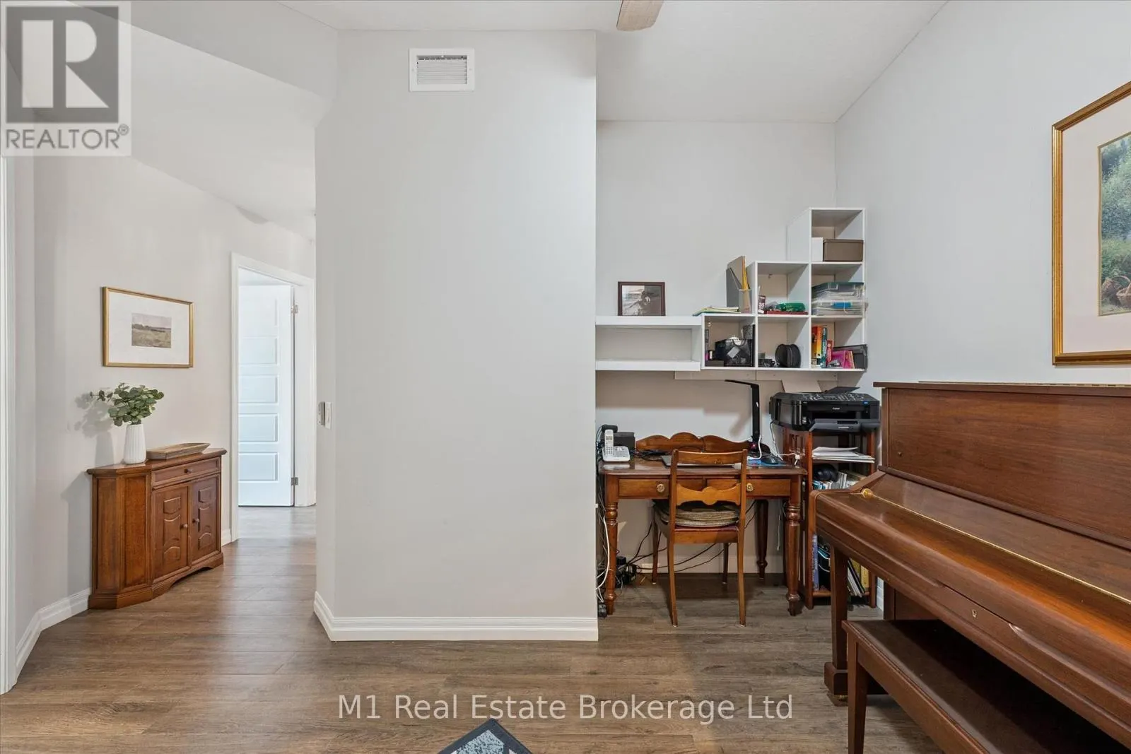 215 - 35 KINGSBURY SQUARE, #215