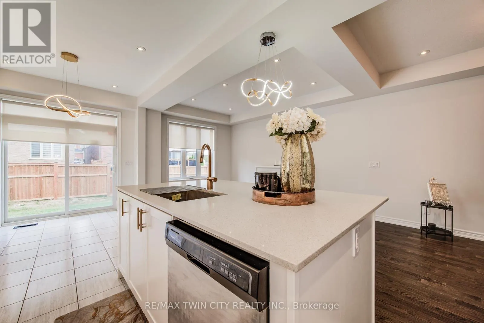 4 STONEHILL AVENUE