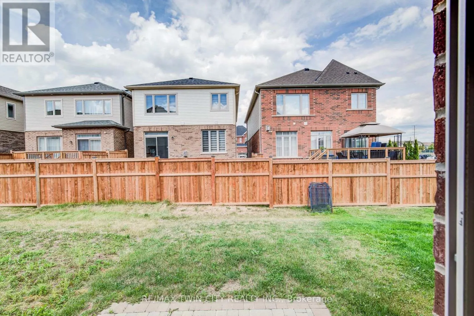 4 STONEHILL AVENUE