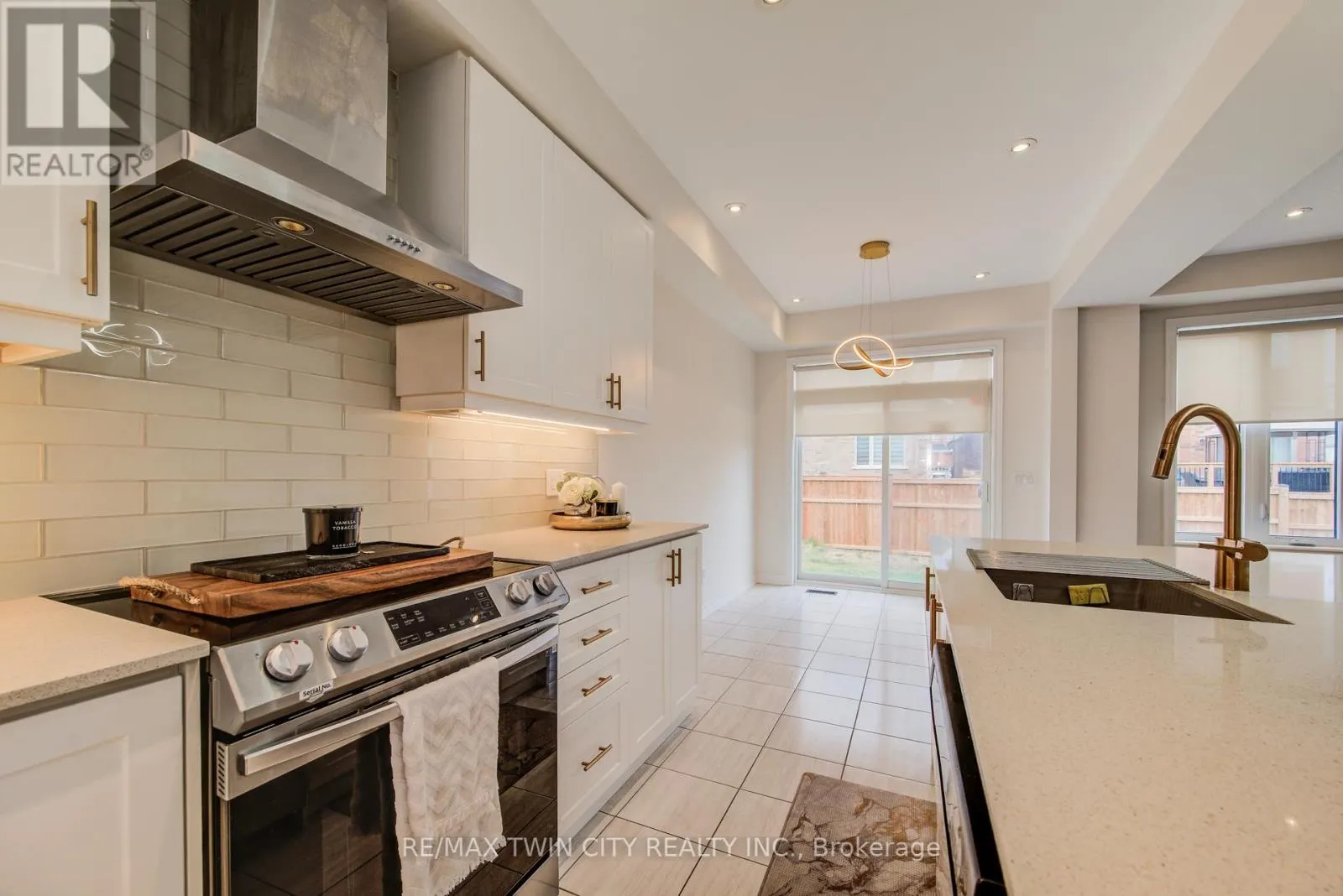 4 STONEHILL AVENUE