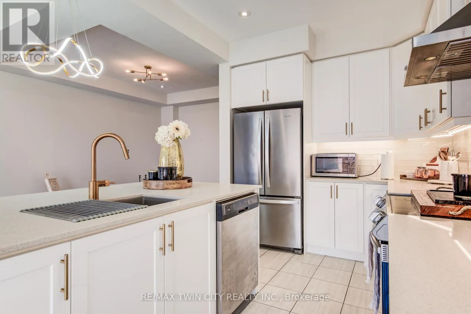 4 STONEHILL AVENUE