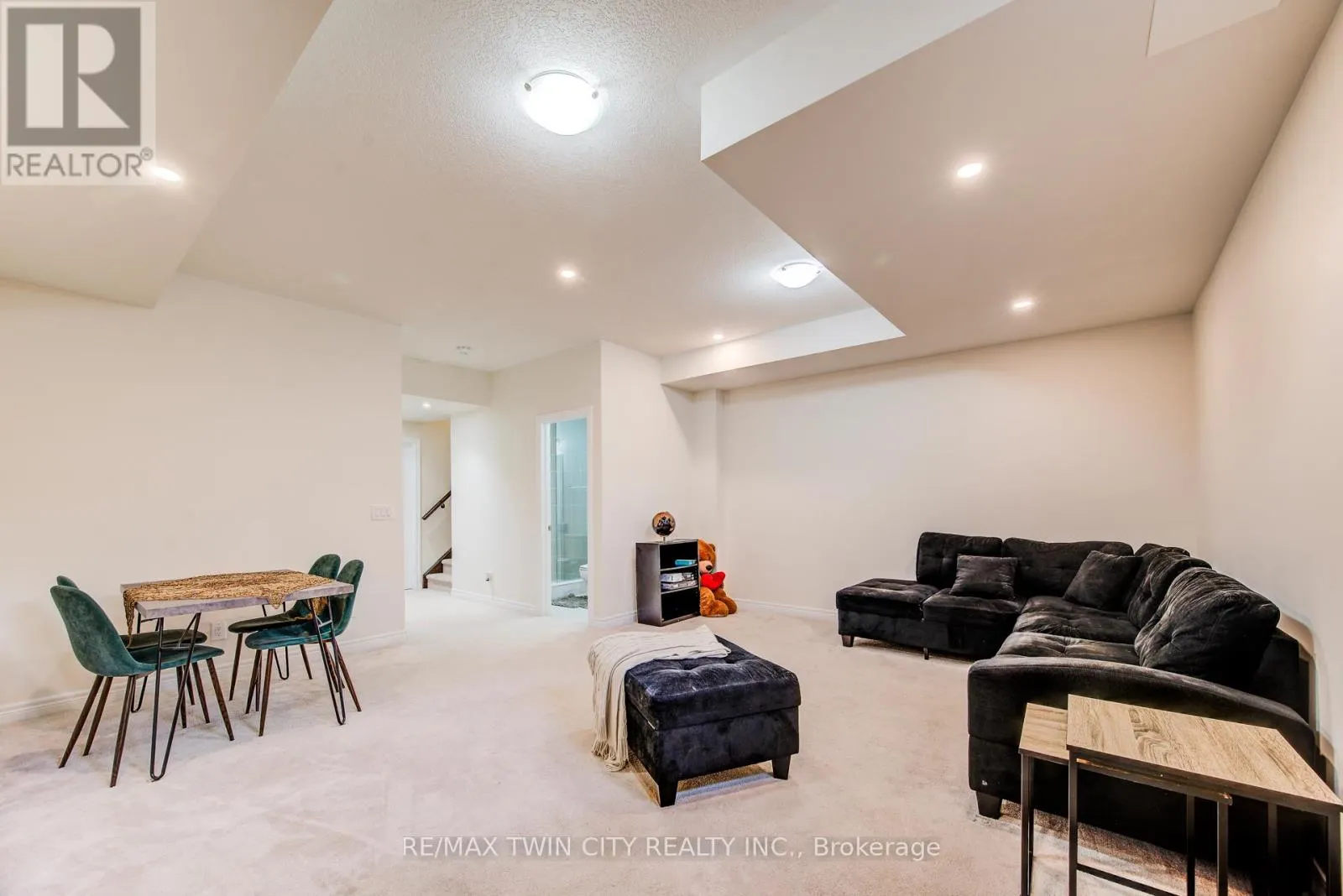 4 STONEHILL AVENUE