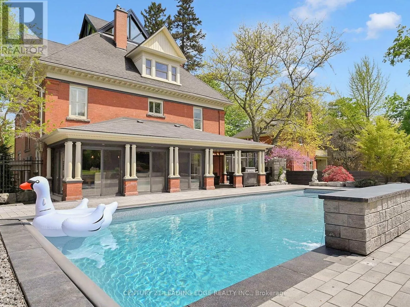 18 BRANT ROAD N