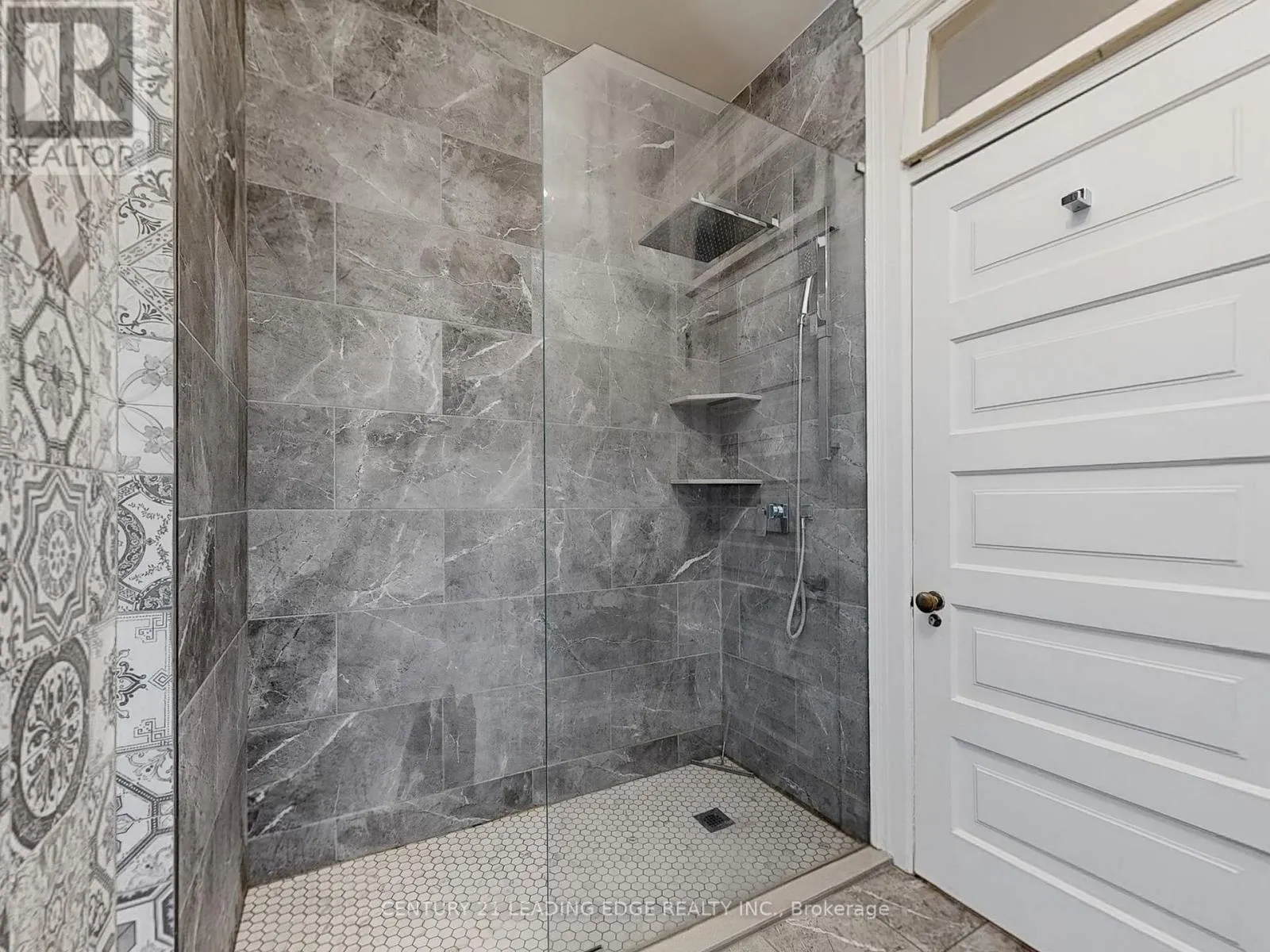 18 BRANT ROAD N