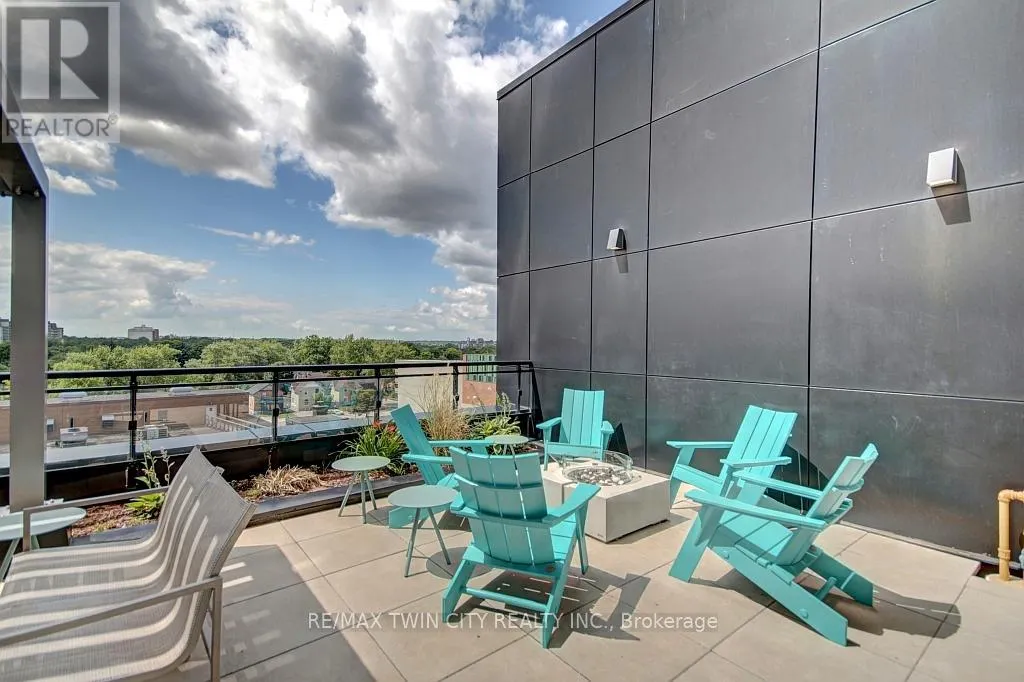 1805 - 60 CHARLES STREET W