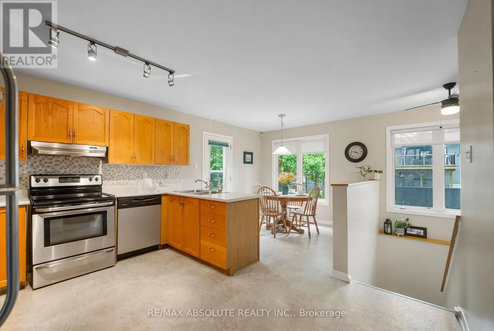10 MAPLE DRIVE