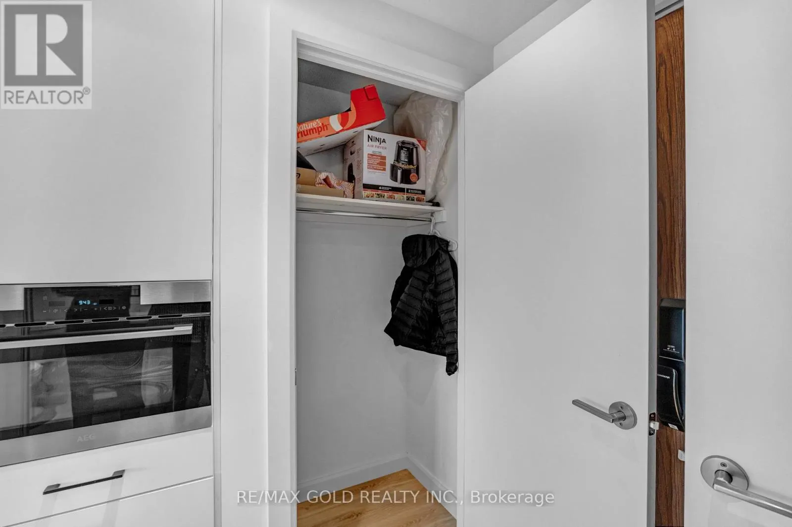 741 KING STREET W