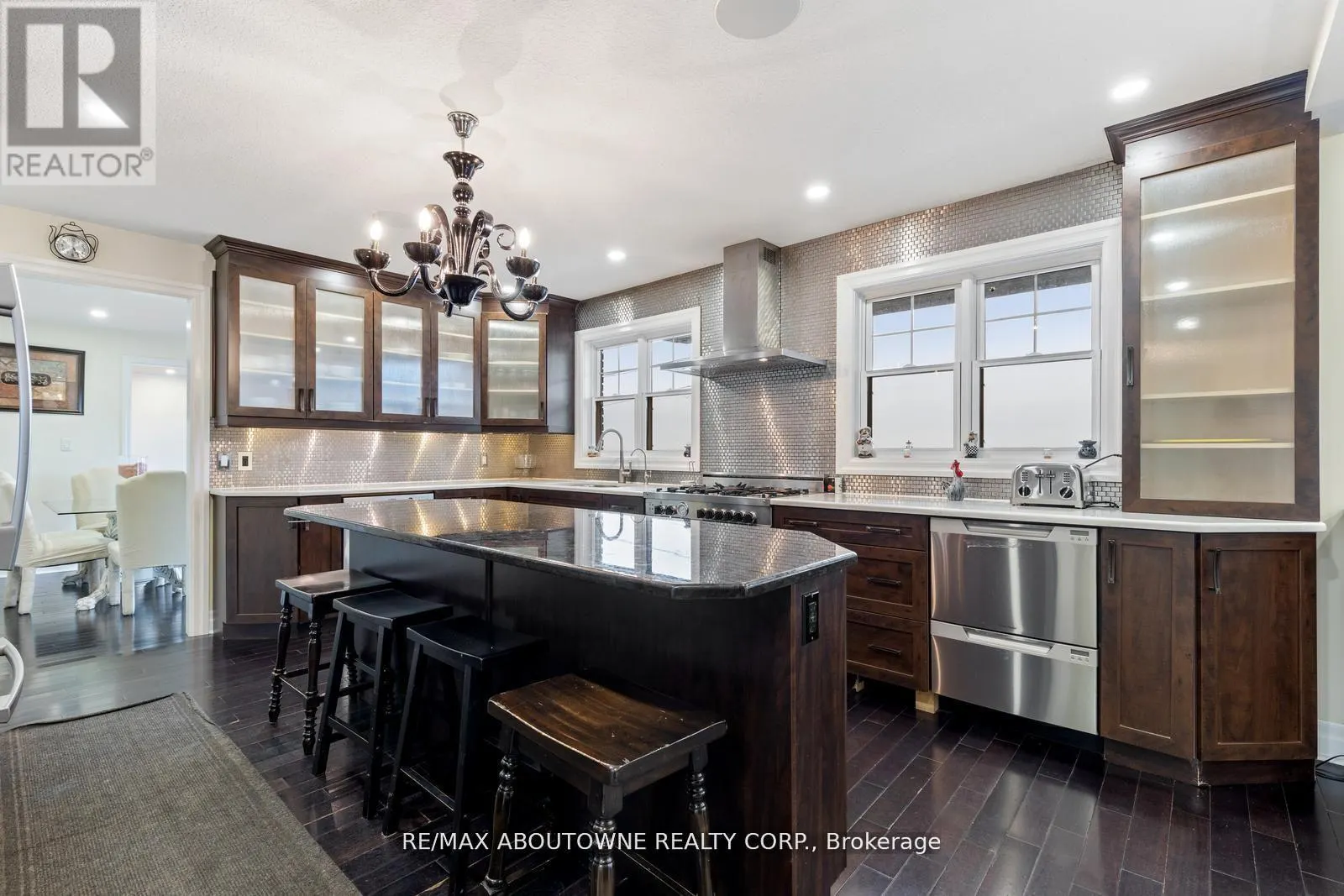 1073 NORTH SERVICE ROAD