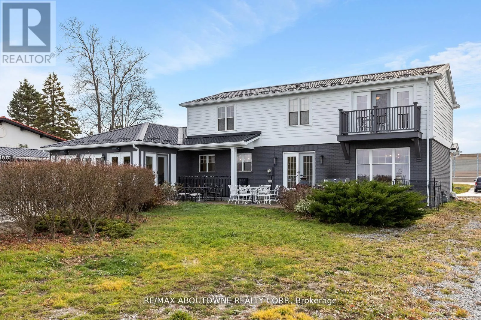 1073 NORTH SERVICE ROAD