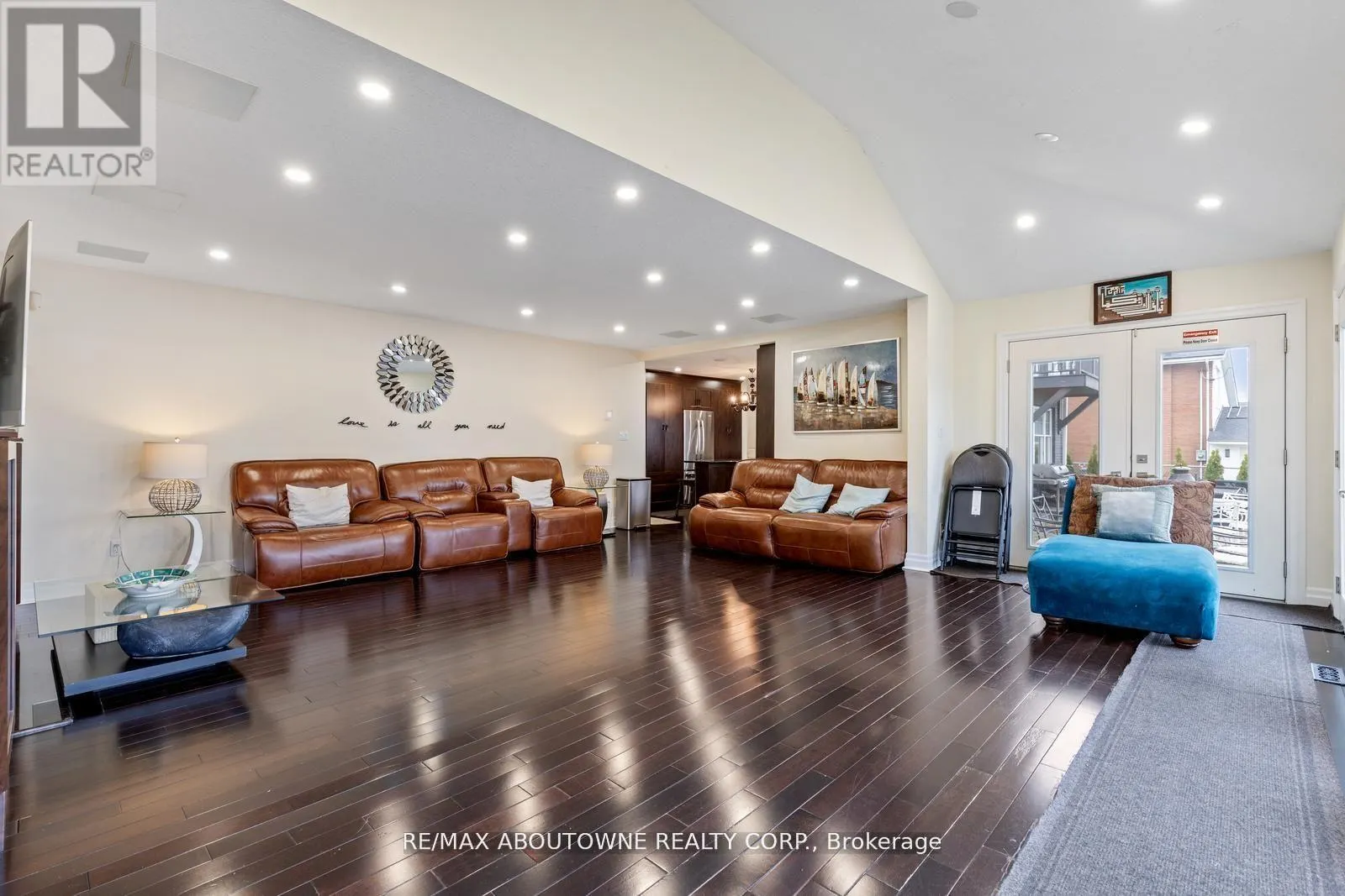 1073 NORTH SERVICE ROAD