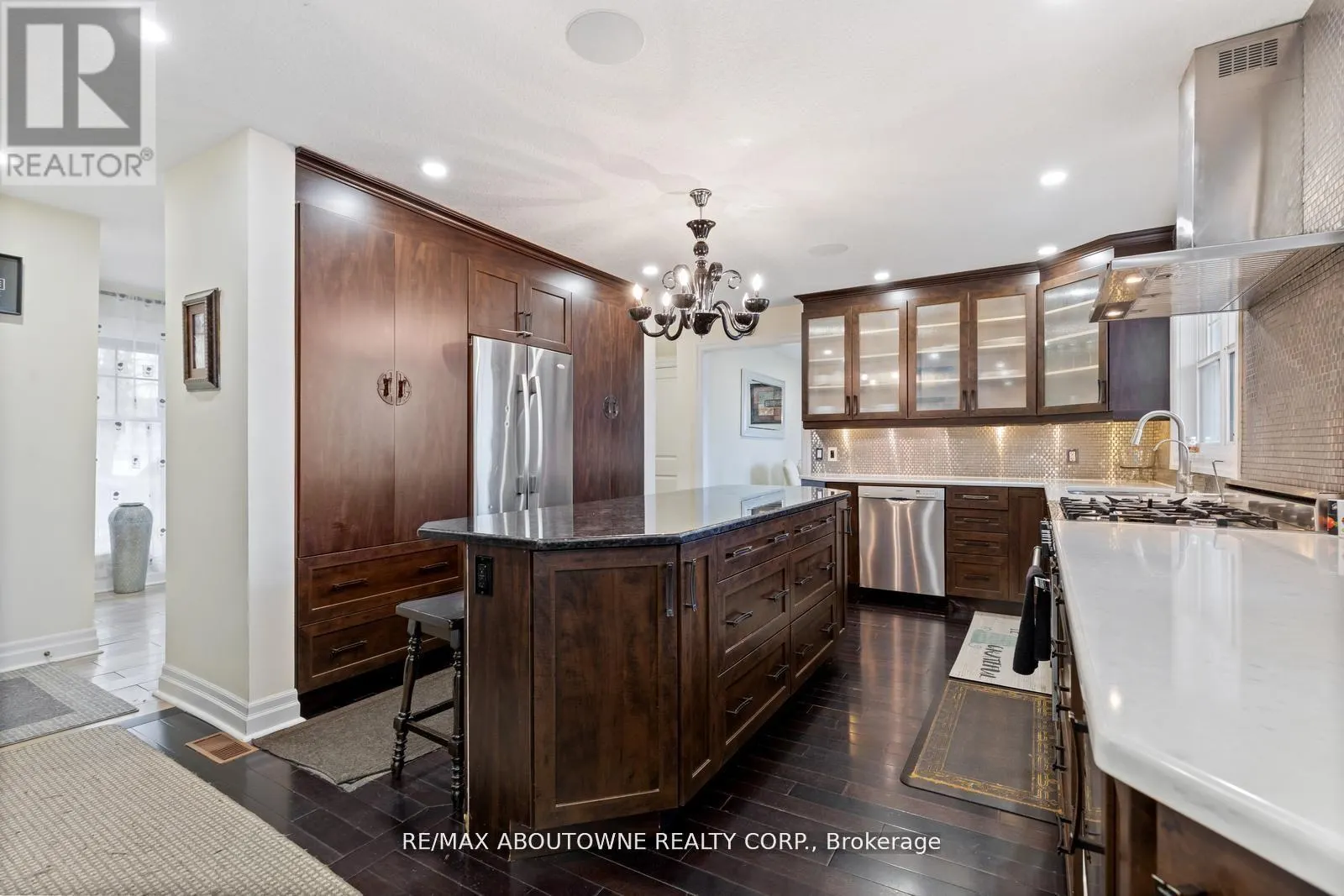 1073 NORTH SERVICE ROAD