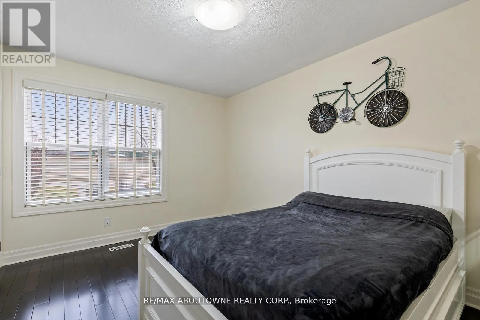 1073 NORTH SERVICE ROAD