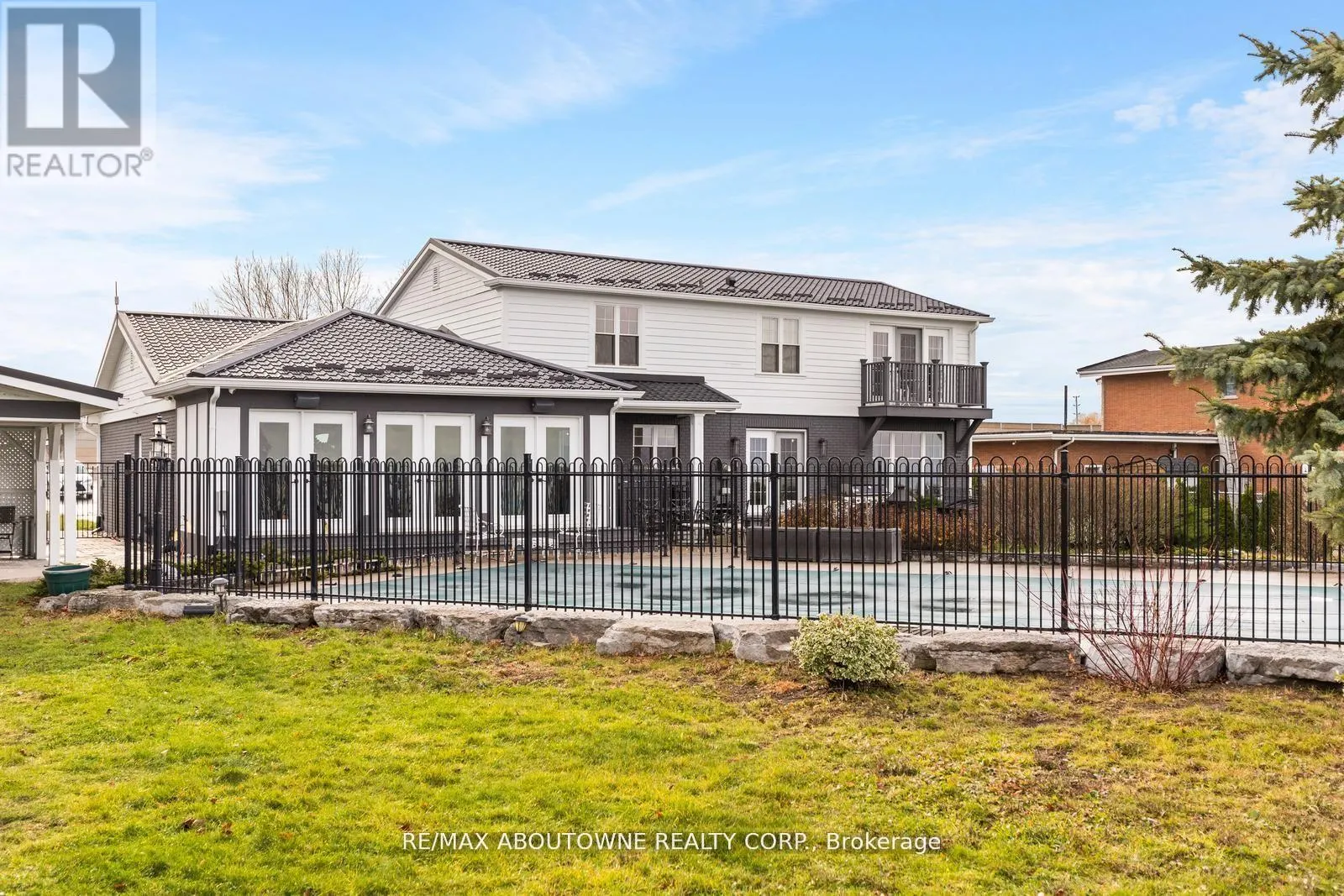 1073 NORTH SERVICE ROAD