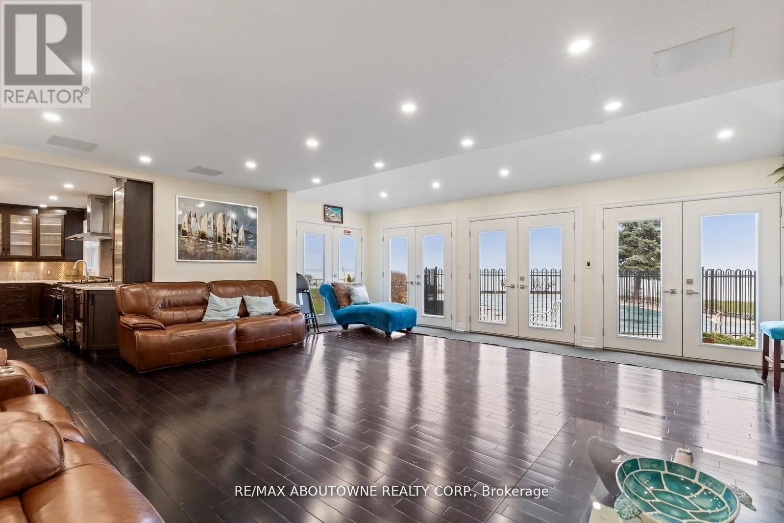 1073 NORTH SERVICE ROAD
