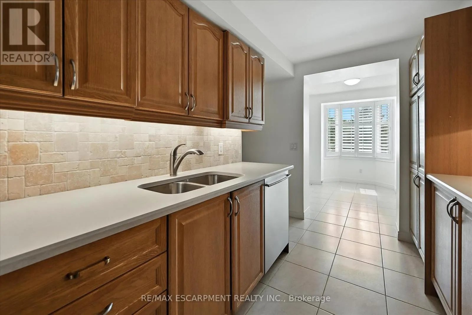 204 - 990 GOLF LINKS ROAD