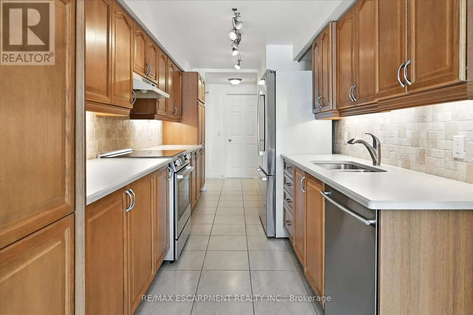 204 - 990 GOLF LINKS ROAD