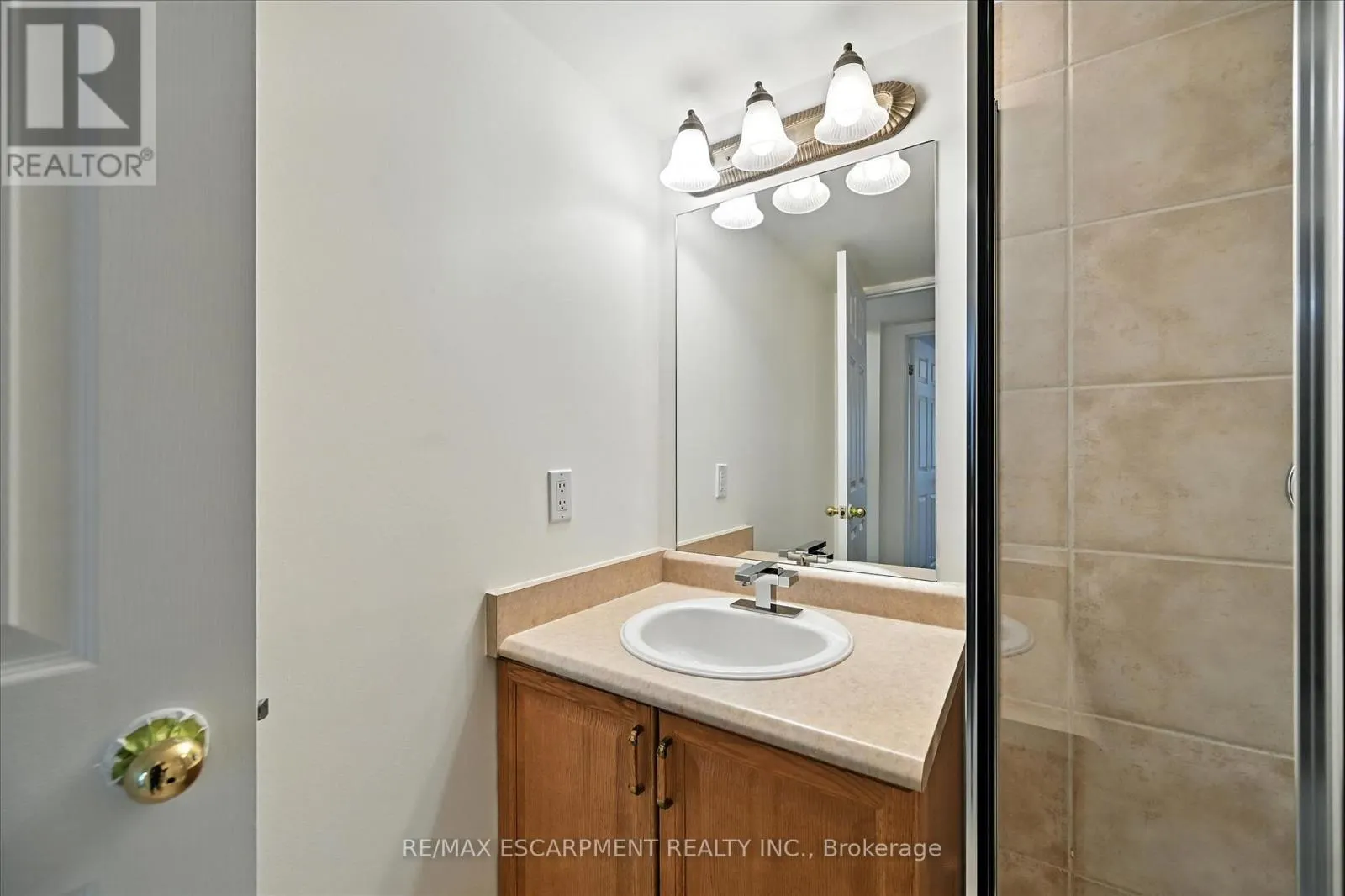 204 - 990 GOLF LINKS ROAD