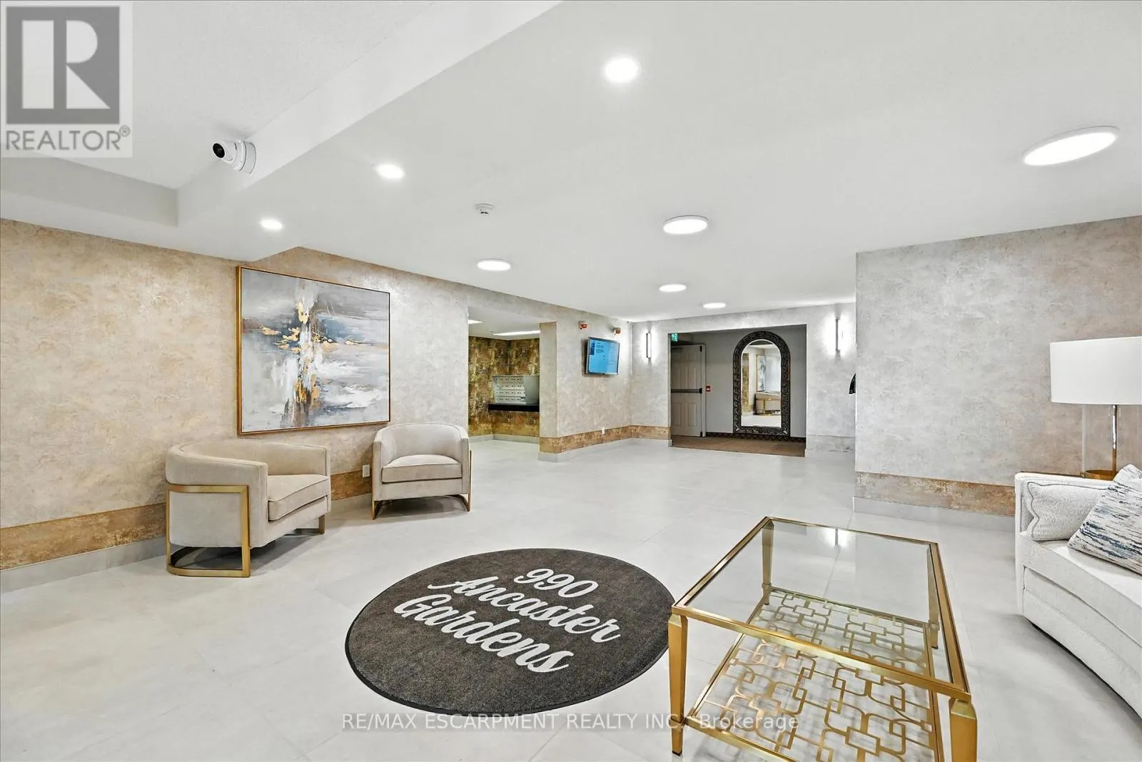 204 - 990 GOLF LINKS ROAD