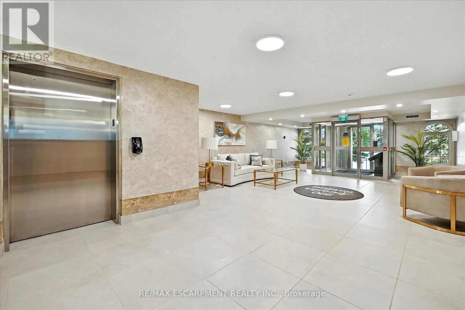 204 - 990 GOLF LINKS ROAD