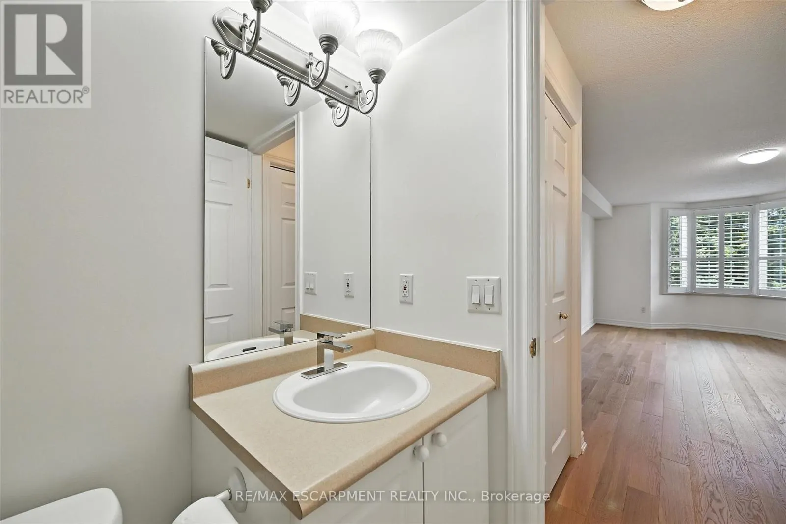 204 - 990 GOLF LINKS ROAD