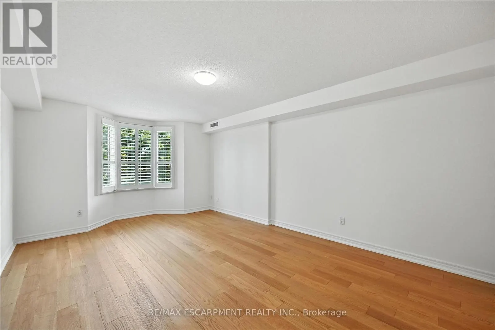 204 - 990 GOLF LINKS ROAD