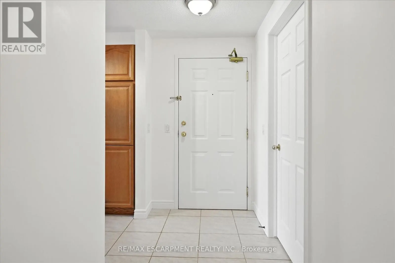 204 - 990 GOLF LINKS ROAD