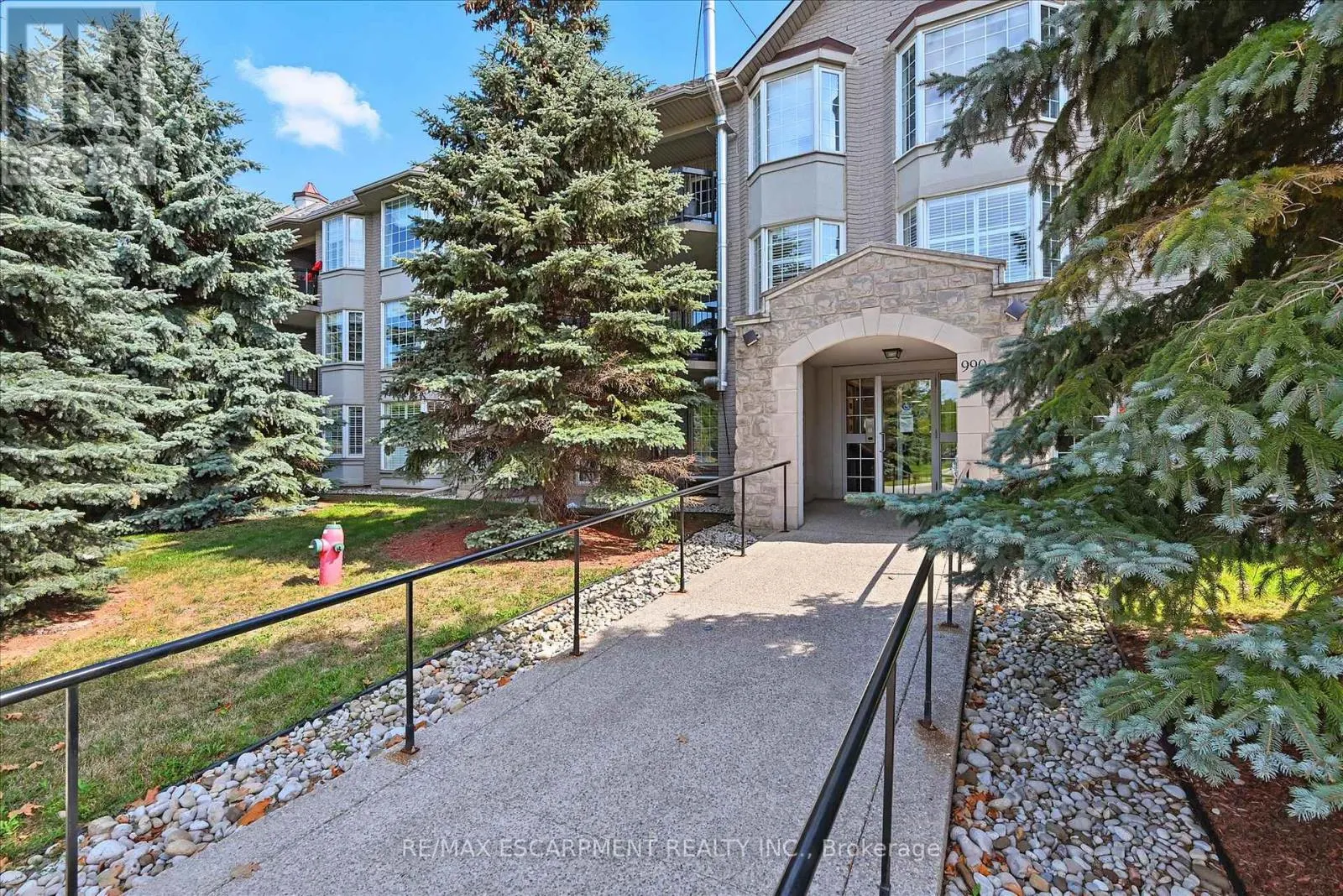 204 - 990 GOLF LINKS ROAD