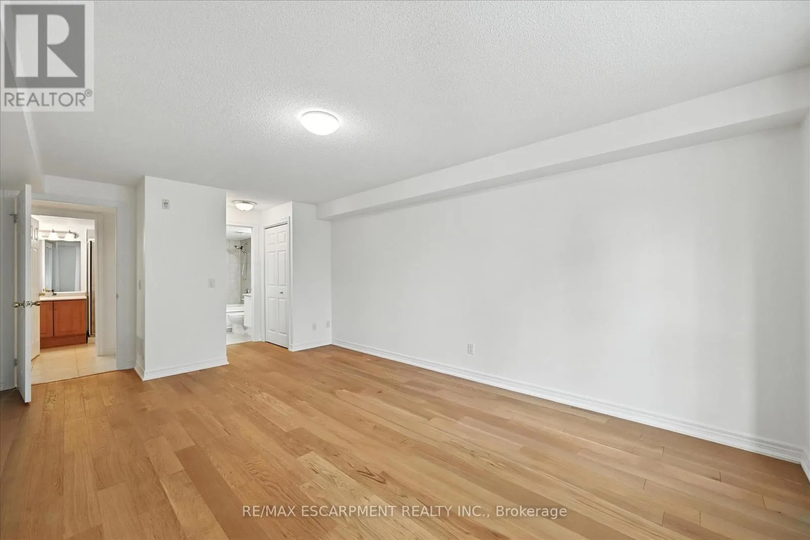 204 - 990 GOLF LINKS ROAD