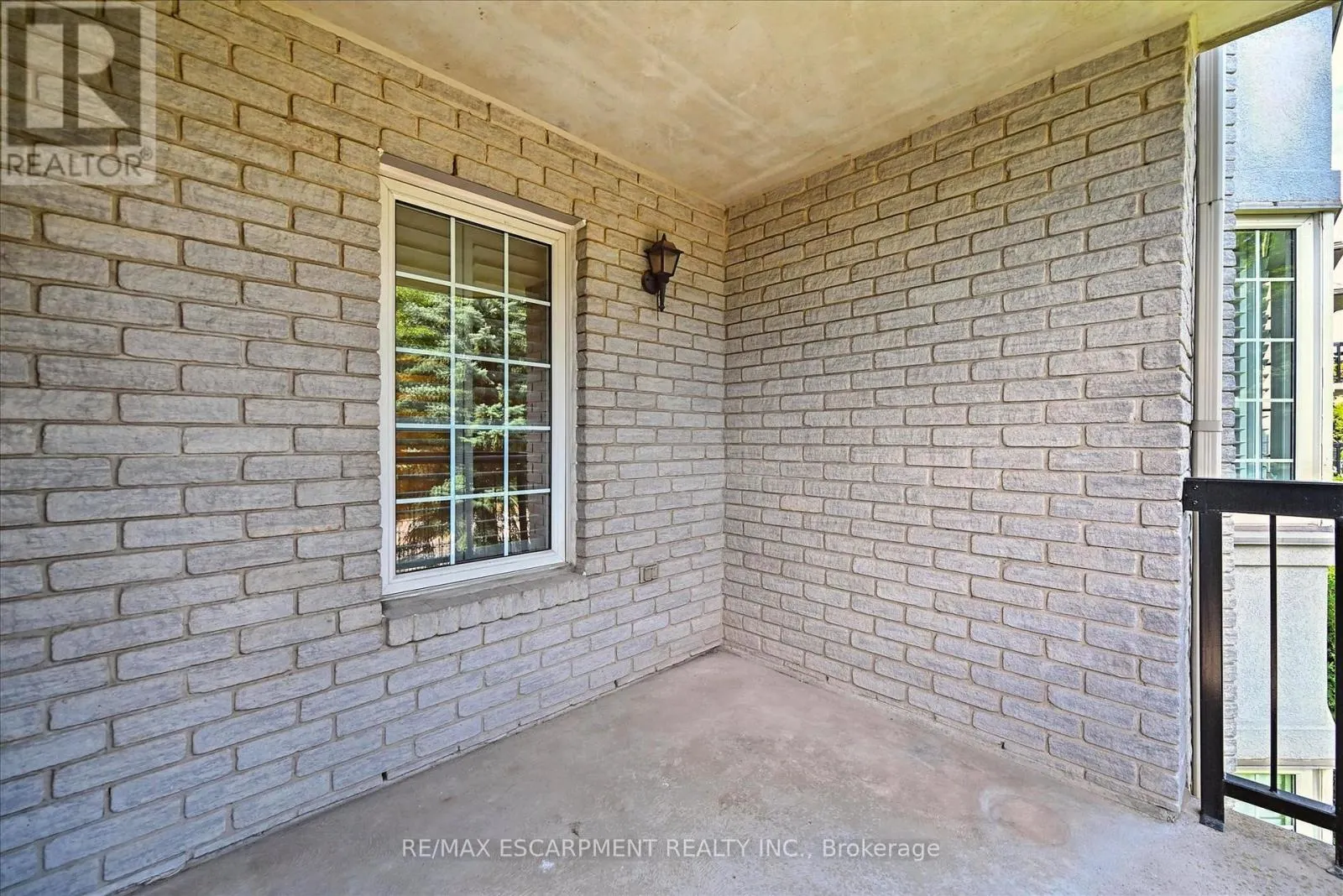 204 - 990 GOLF LINKS ROAD