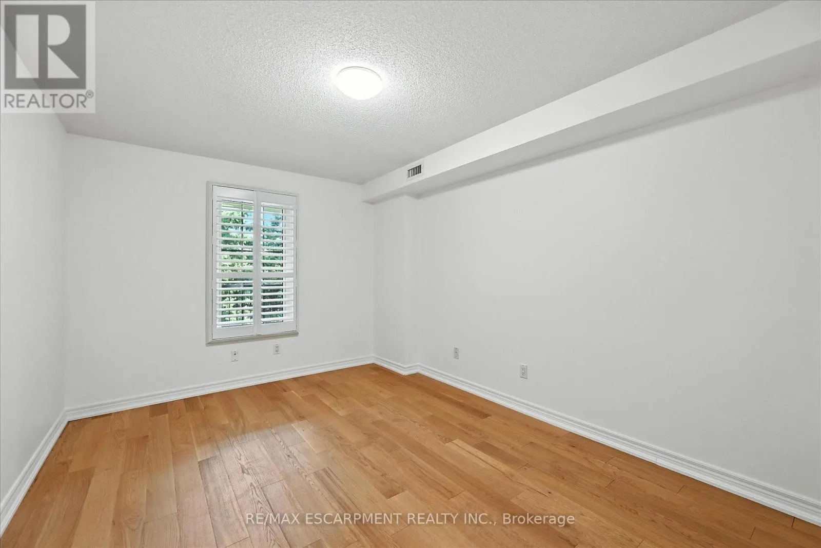 204 - 990 GOLF LINKS ROAD