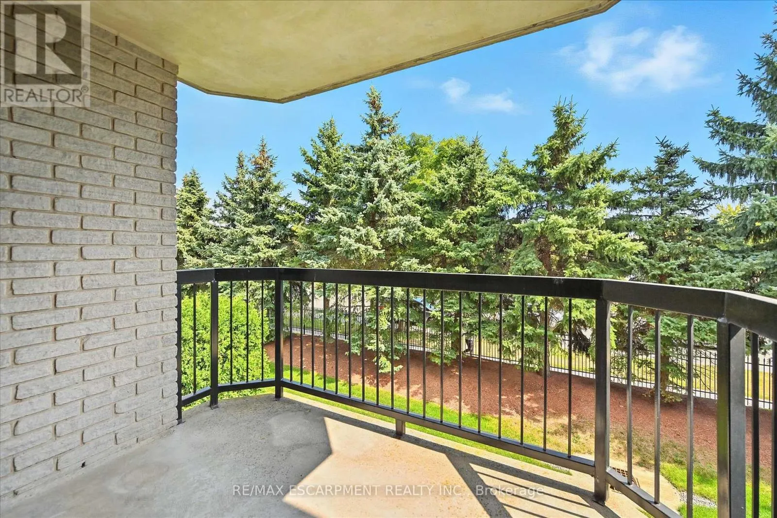 204 - 990 GOLF LINKS ROAD