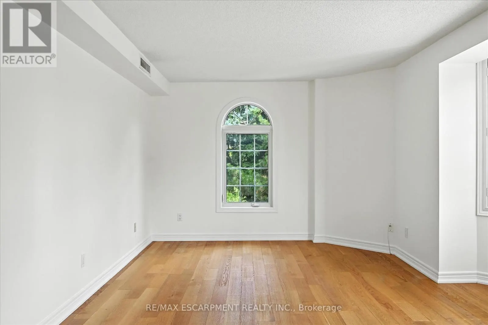 204 - 990 GOLF LINKS ROAD