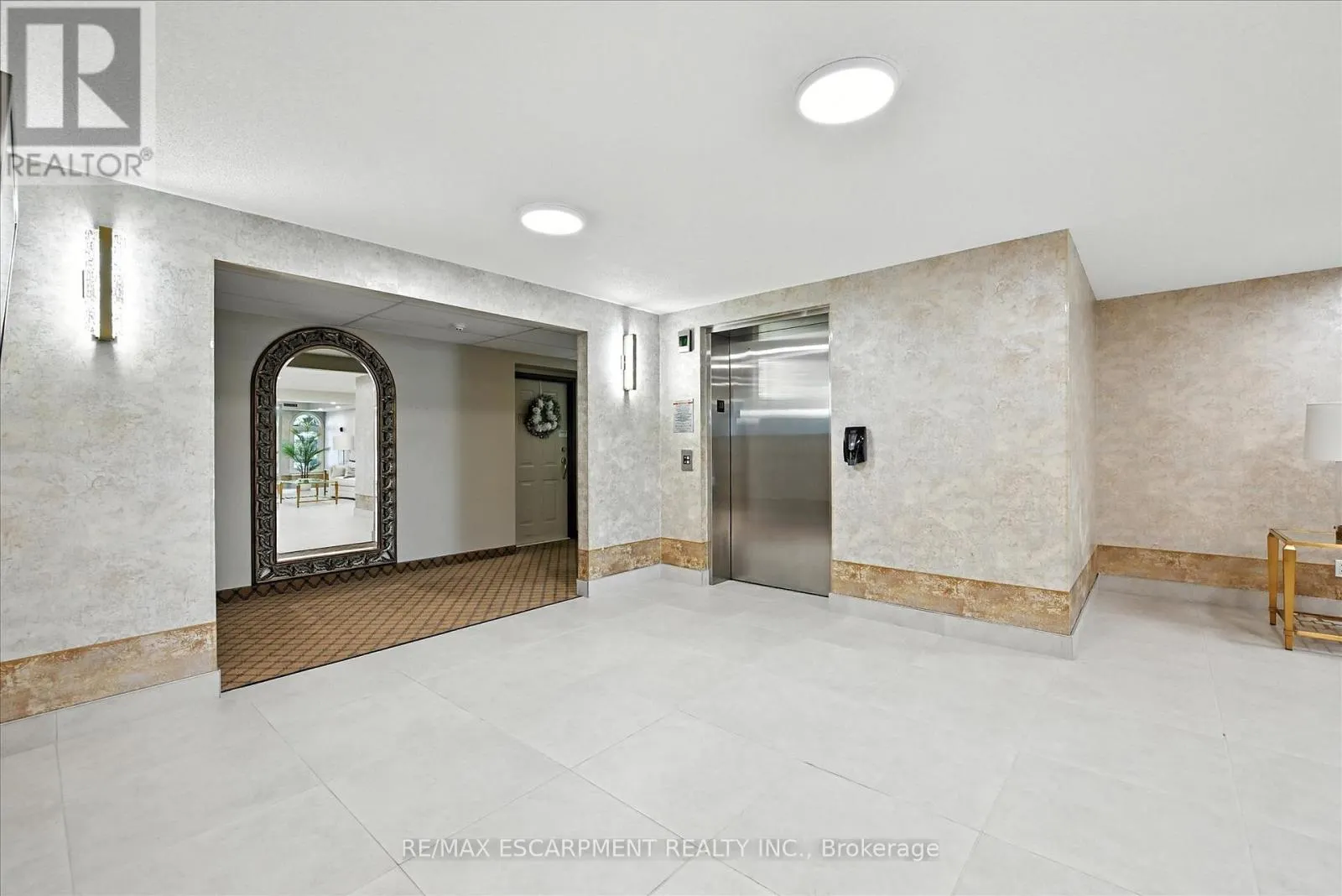 204 - 990 GOLF LINKS ROAD
