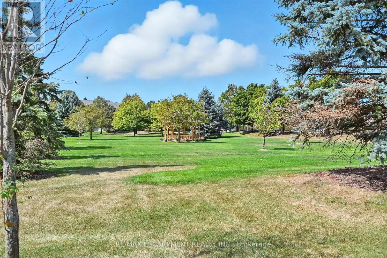 204 - 990 GOLF LINKS ROAD