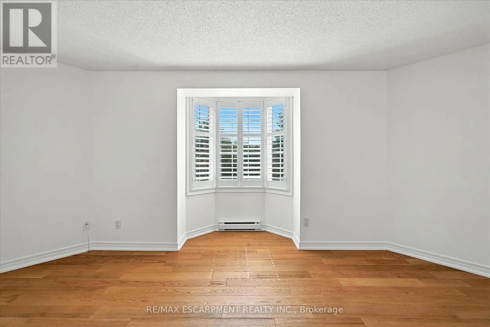 204 - 990 GOLF LINKS ROAD