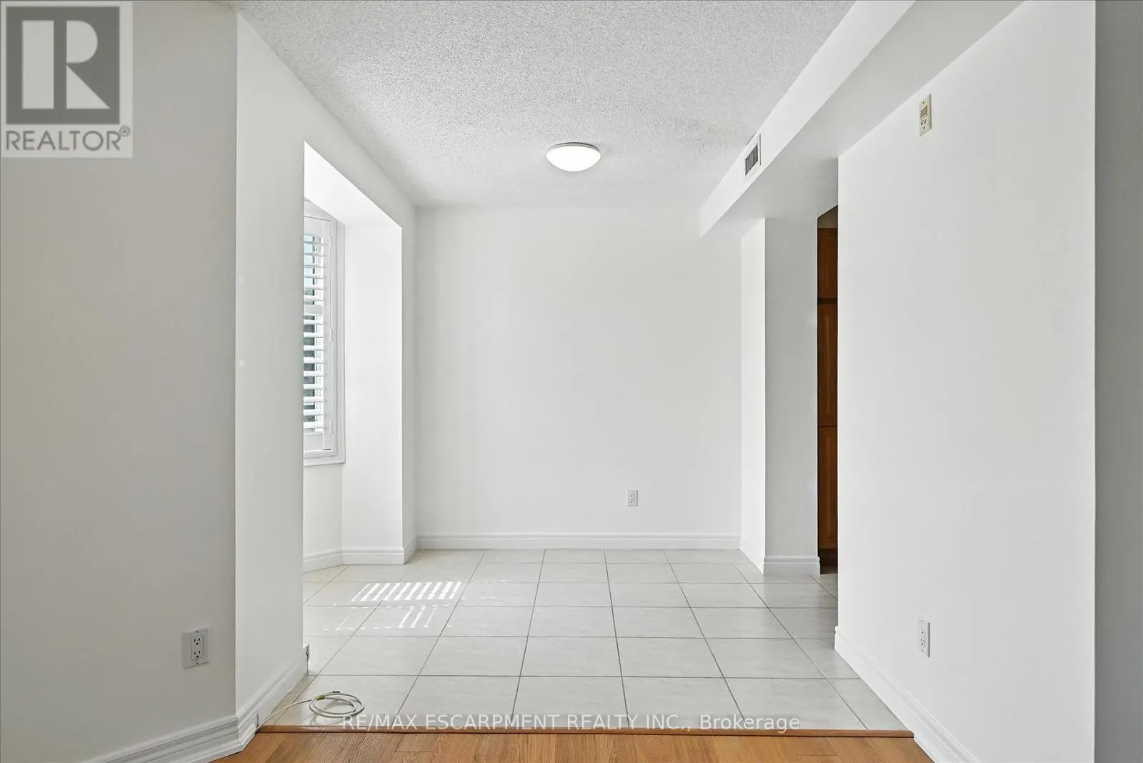 204 - 990 GOLF LINKS ROAD