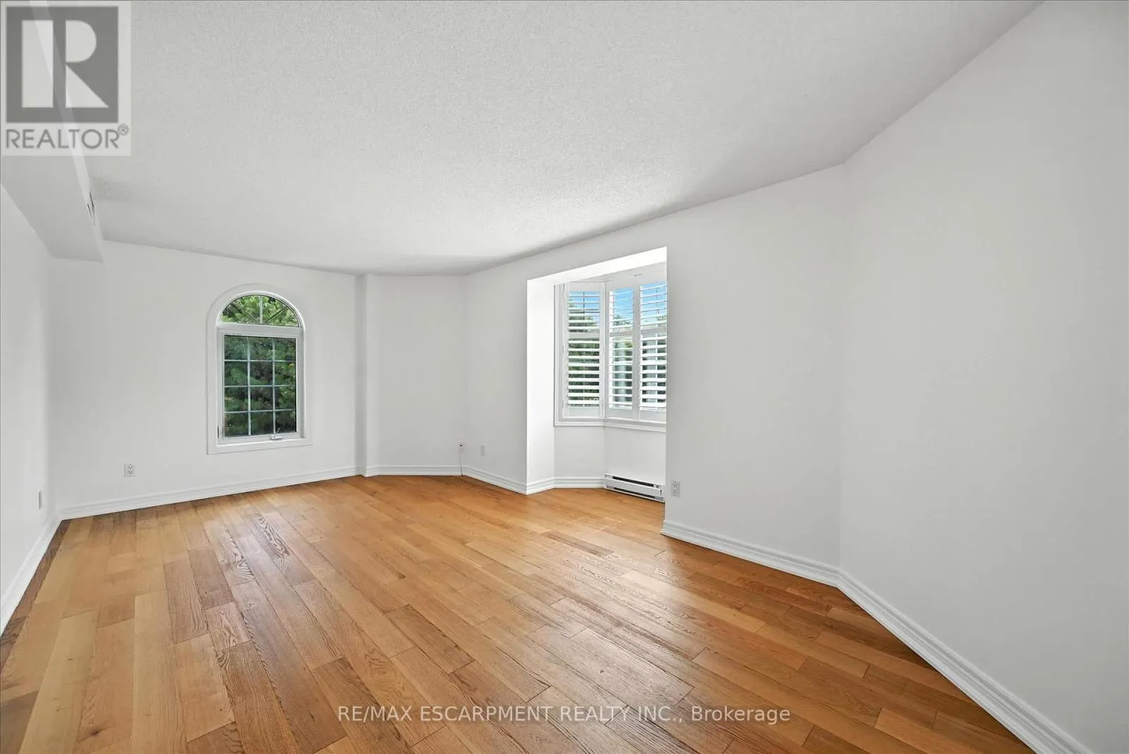 204 - 990 GOLF LINKS ROAD