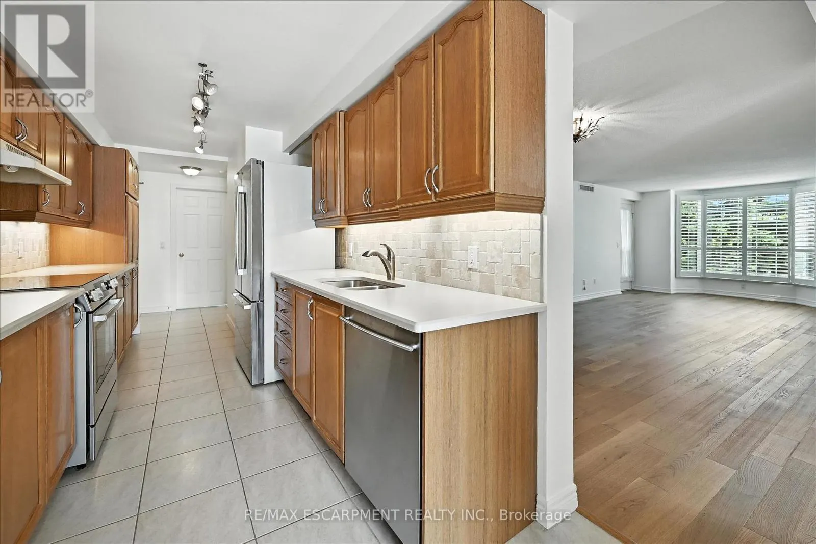 204 - 990 GOLF LINKS ROAD