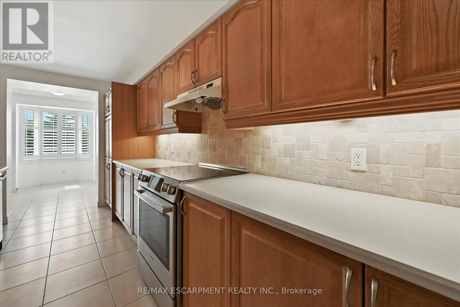 204 - 990 GOLF LINKS ROAD