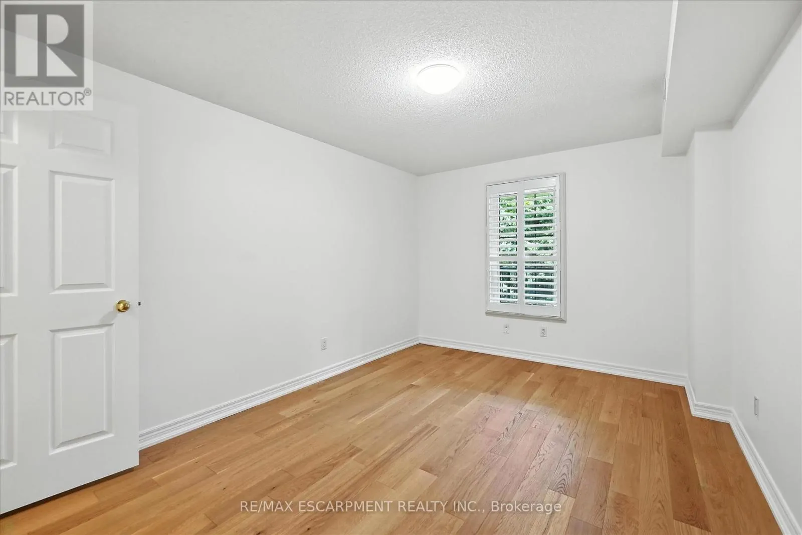 204 - 990 GOLF LINKS ROAD