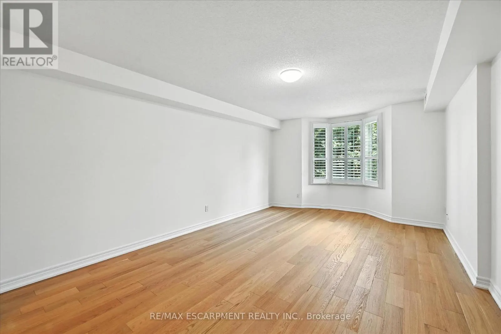 204 - 990 GOLF LINKS ROAD