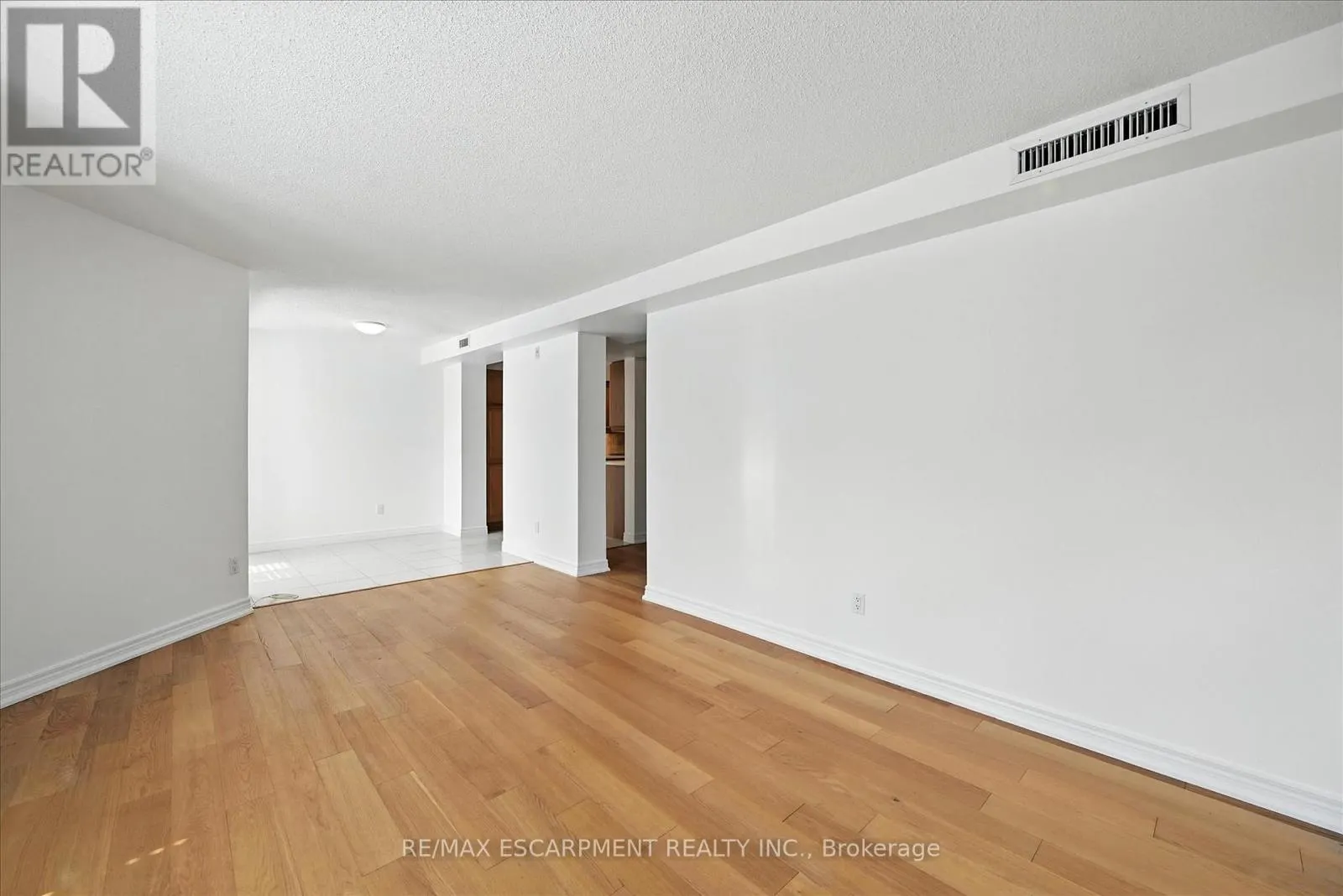 204 - 990 GOLF LINKS ROAD