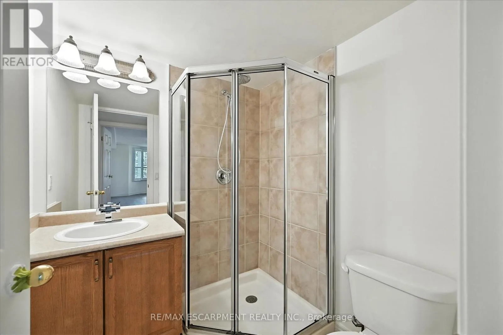 204 - 990 GOLF LINKS ROAD
