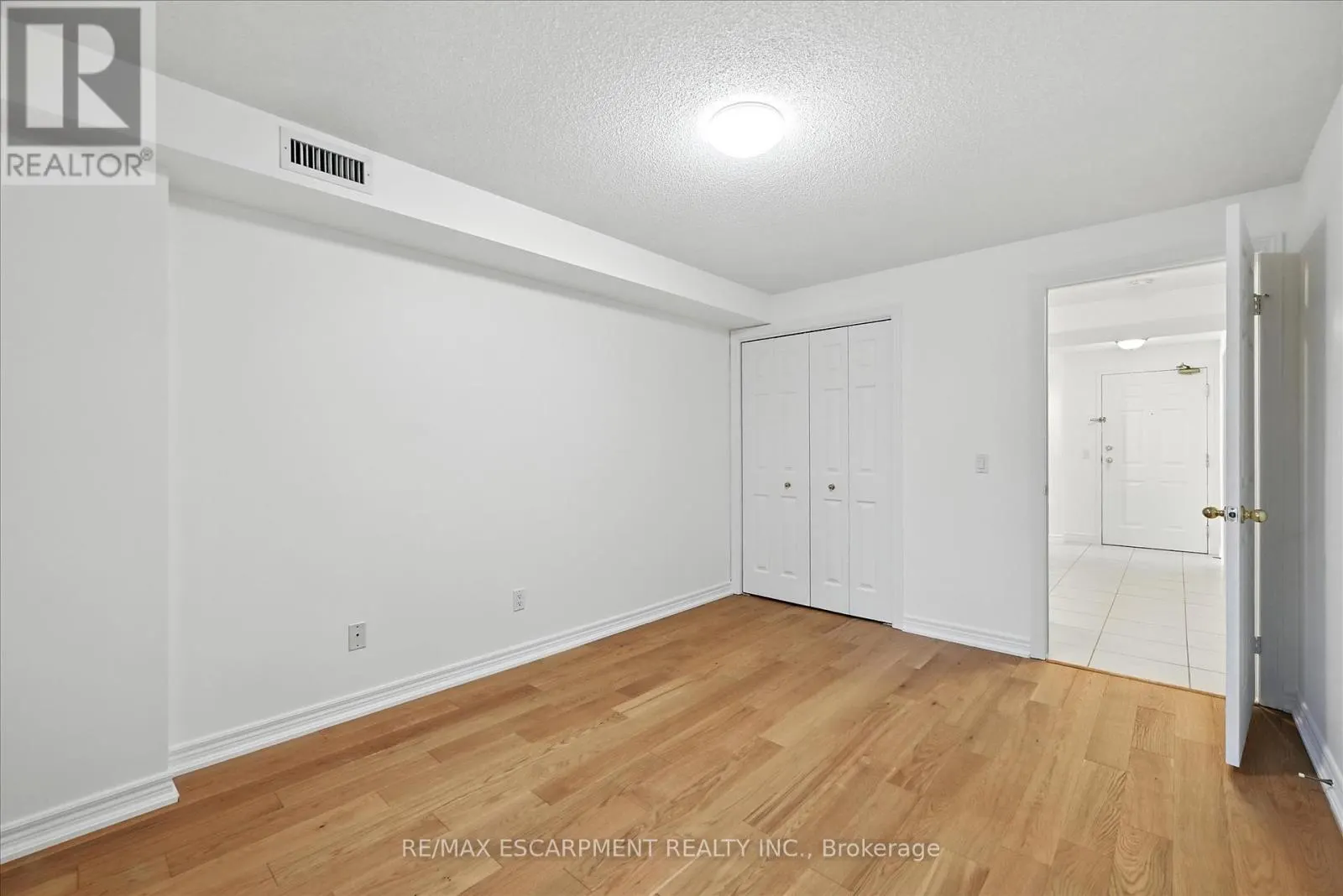 204 - 990 GOLF LINKS ROAD