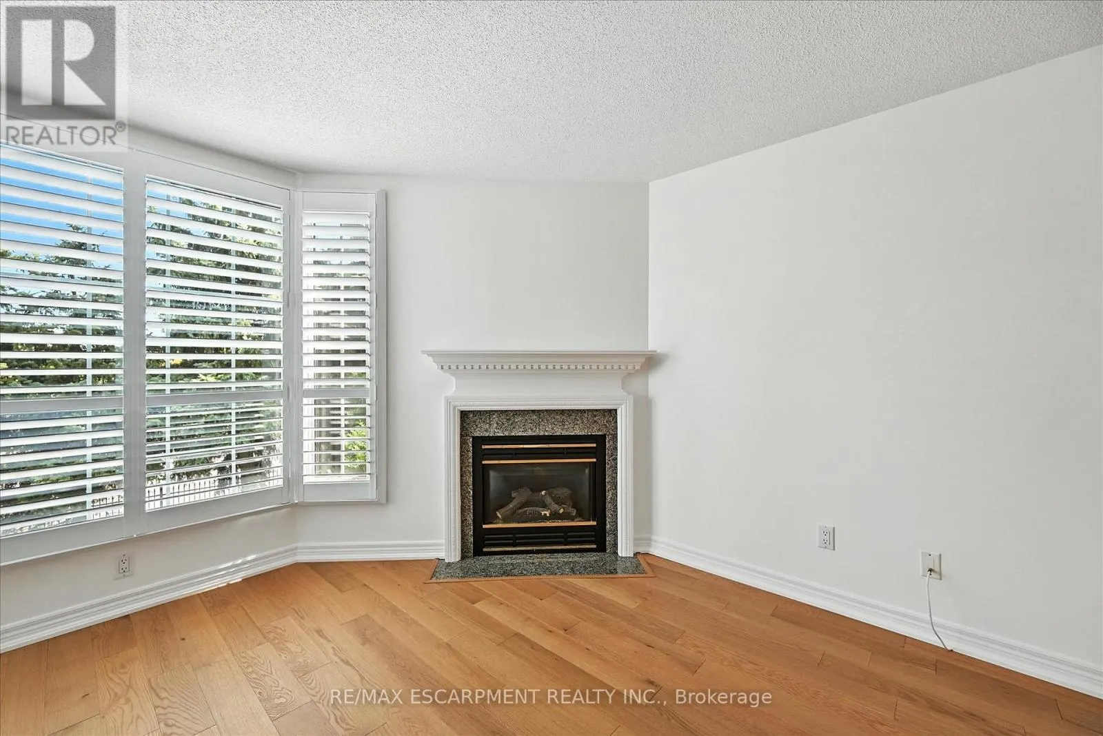 204 - 990 GOLF LINKS ROAD